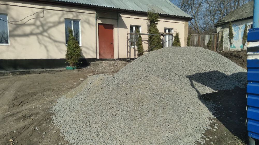 В филиале клуба пгт. Хрустальное МБУ «Краснолучский дворец культуры имени В.И. Ленина» начались ремонтные работы. Строительная бригада приступила к на обновлению учреждения. На данный момент уже выполнены значительные объемы... В филиале клуба пгт. Хрустальное МБУ «Краснолучский дворец культуры имени В.И. Ленина» начались ремонтные работы. Строительная бригада приступила к на обновлению учреждения. На данный момент уже выполнены значительные объемы...