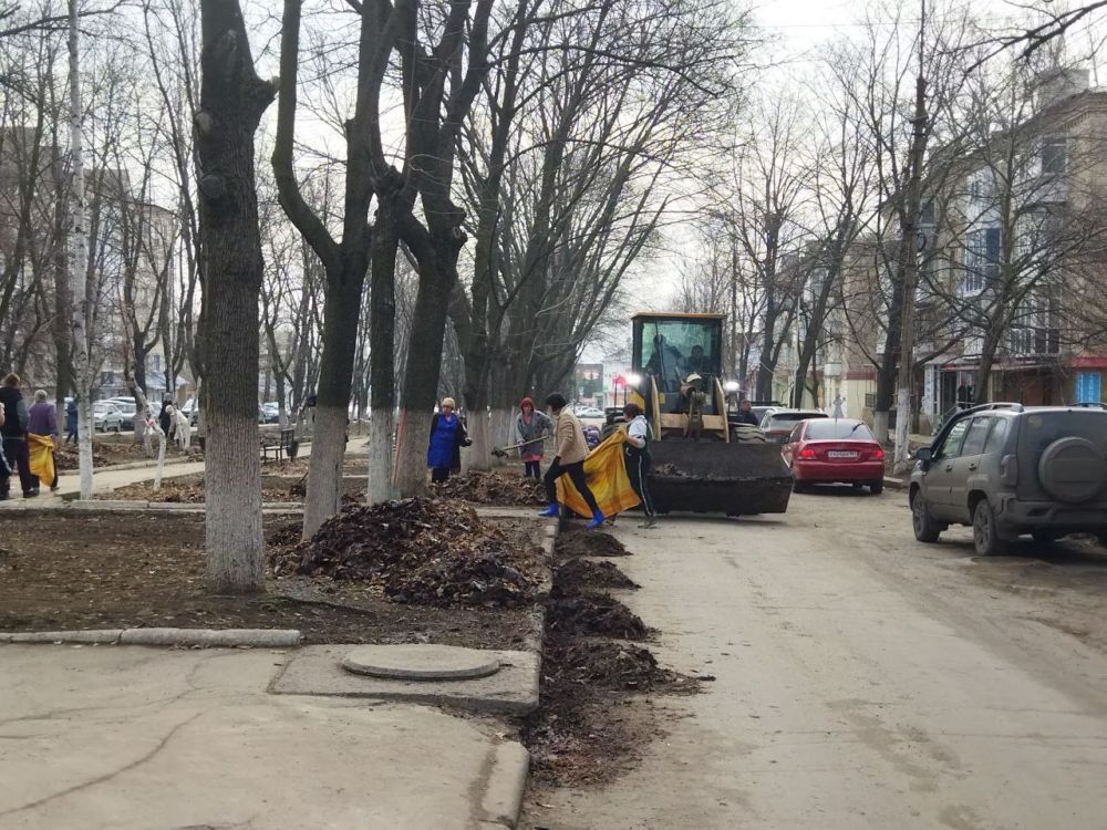 Сегодня, в рамках приведения в надлежащее состояние территорий муниципального образования, а именно ул. Ленина и путепровода состоялся санитарный день по уборке и вывозу листвы, смёта, наносного грунта, скопившегося в зимний... Сегодня, в рамках приведения в надлежащее состояние территорий муниципального образования, а именно ул. Ленина и путепровода состоялся санитарный день по уборке и вывозу листвы, смёта, наносного грунта, скопившегося в зимний...