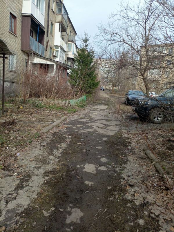 Работники муниципального унитарного предприятия "Ровеньковское жилищно-коммунальное предприятие" города Ровеньки продолжают активно выполнять работы по уборке придомовой территории многоквартирного жилого дома... Работники муниципального унитарного предприятия "Ровеньковское жилищно-коммунальное предприятие" города Ровеньки продолжают активно выполнять работы по уборке придомовой территории многоквартирного жилого дома...