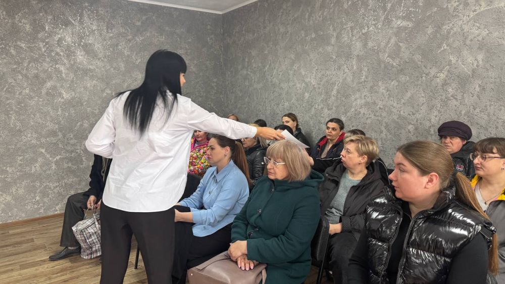 В отделе жизнеобеспечения пгт Дзержинский состоялась встреча с жителями поселка, на которой жителям была доведена информация Управления Росреестра по Луганской НароднойРеспублике о возможности оформления прав на недвижимость... В отделе жизнеобеспечения пгт Дзержинский состоялась встреча с жителями поселка, на которой жителям была доведена информация Управления Росреестра по Луганской НароднойРеспублике о возможности оформления прав на недвижимость...