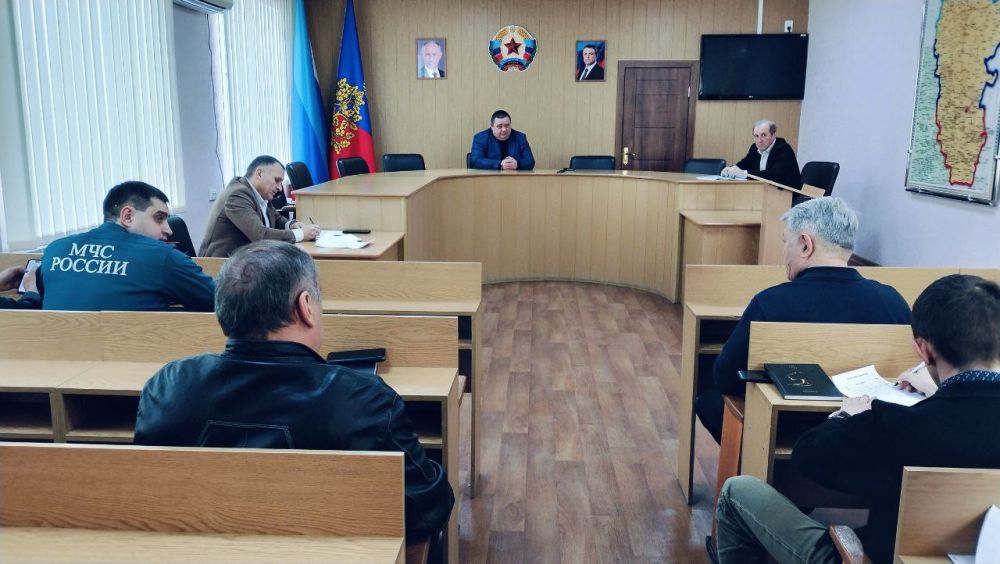 Сегодня Глава городского округа город Ровеньки Рубанцов Андрей Викторович провел заседание комиссии по предупреждению и ликвидации чрезвычайных ситуаций и обеспечению пожарной безопасности на территории муниципального округа Сегодня Глава городского округа город Ровеньки Рубанцов Андрей Викторович провел заседание комиссии по предупреждению и ликвидации чрезвычайных ситуаций и обеспечению пожарной безопасности на территории муниципального округа