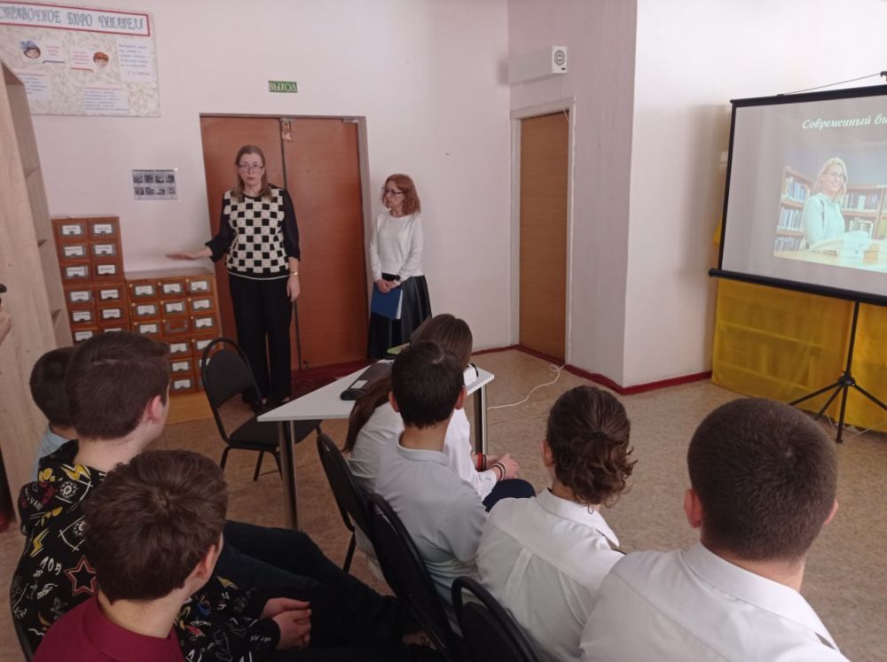 В Кировской детской библиотеке состоялся Профтур, в ходе которого, сотрудники библиотеки и Центра Занятости рассказали ученикам об удивительной профессии библиотекарь В Кировской детской библиотеке состоялся Профтур, в ходе которого, сотрудники библиотеки и Центра Занятости рассказали ученикам об удивительной профессии библиотекарь