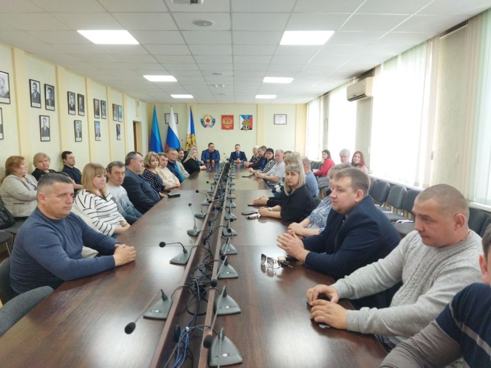 Сегодня в Администрации городского округа город Ровеньки состоялось торжественное награждение работников бытового обслуживания населения и жилищно-коммунального хозяйства, приуроченное к их профессиональному празднику Сегодня в Администрации городского округа город Ровеньки состоялось торжественное награждение работников бытового обслуживания населения и жилищно-коммунального хозяйства, приуроченное к их профессиональному празднику