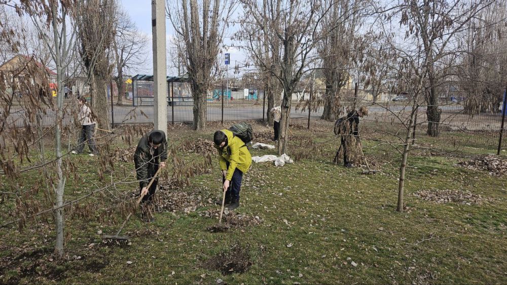 На этой неделе обучающиеся Станично-Луганской гимназии приняли участие в трудовом десанте и организованно вышли на уборку школьной территории, убрали сухие листья, ветки, навели порядок на спортивных площадках На этой неделе обучающиеся Станично-Луганской гимназии приняли участие в трудовом десанте и организованно вышли на уборку школьной территории, убрали сухие листья, ветки, навели порядок на спортивных площадках