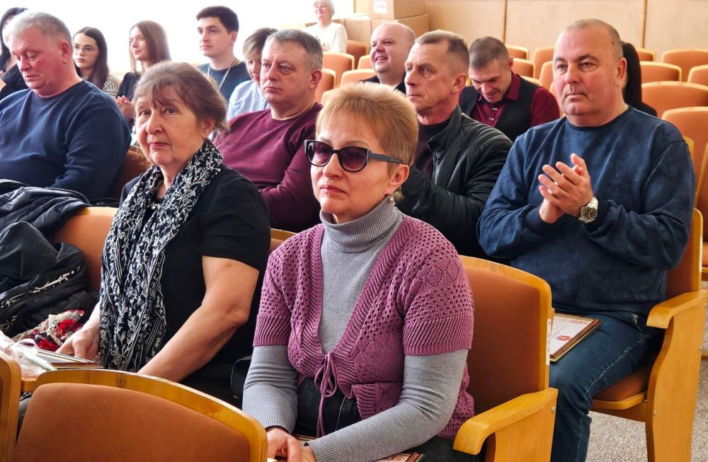 С профессиональным праздником! С профессиональным праздником!
