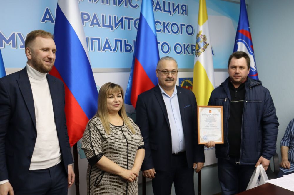 Глава Антрацитовского муниципального округа Сергей Саенко совместно со своими заместителями и председателем Совета округа Викторией Сошиной поздравил работников сферы ЖКХ с их профессиональным праздником Глава Антрацитовского муниципального округа Сергей Саенко совместно со своими заместителями и председателем Совета округа Викторией Сошиной поздравил работников сферы ЖКХ с их профессиональным праздником