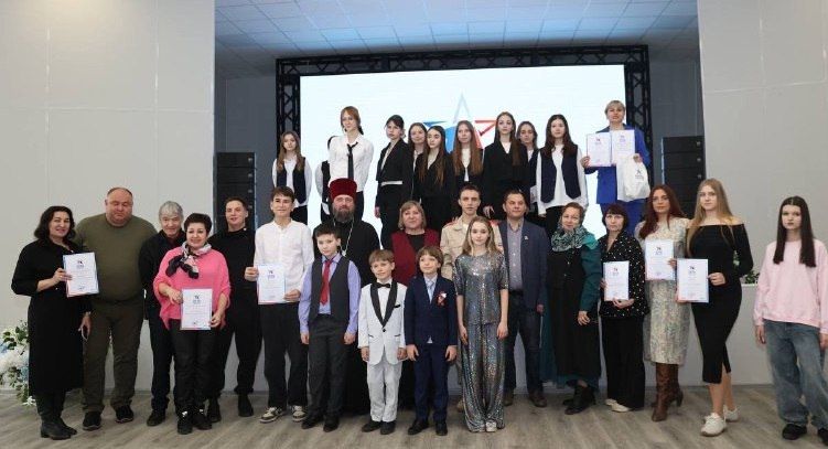 Гимназистка из Краснодона стала победителем в вокально-музыкальном этапе конкурса «Путь Единства. Герои Донбасса» Гимназистка из Краснодона стала победителем в вокально-музыкальном этапе конкурса «Путь Единства. Герои Донбасса»