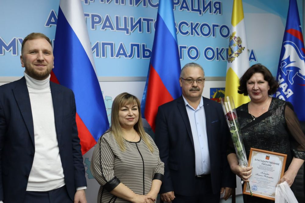 Глава Антрацитовского муниципального округа Сергей Саенко совместно со своими заместителями и председателем Совета округа Викторией Сошиной поздравил работников сферы ЖКХ с их профессиональным праздником Глава Антрацитовского муниципального округа Сергей Саенко совместно со своими заместителями и председателем Совета округа Викторией Сошиной поздравил работников сферы ЖКХ с их профессиональным праздником