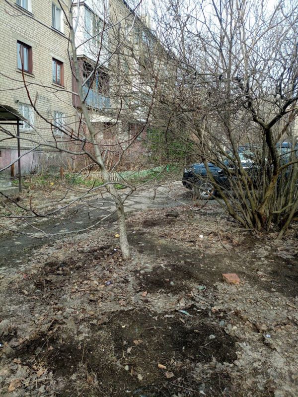 Работники муниципального унитарного предприятия "Ровеньковское жилищно-коммунальное предприятие" города Ровеньки продолжают активно выполнять работы по уборке придомовой территории многоквартирного жилого дома... Работники муниципального унитарного предприятия "Ровеньковское жилищно-коммунальное предприятие" города Ровеньки продолжают активно выполнять работы по уборке придомовой территории многоквартирного жилого дома...