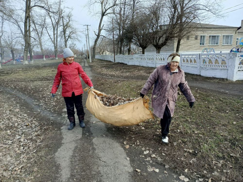 Сегодня, с целью обеспечения благоприятной среды для проживания населения, в пгт Новодарьевка и пгт Пролетарский прошли субботники, в которых приняли участие не только сотрудники отделов жизнеобеспечения, но и работники ДК... Сегодня, с целью обеспечения благоприятной среды для проживания населения, в пгт Новодарьевка и пгт Пролетарский прошли субботники, в которых приняли участие не только сотрудники отделов жизнеобеспечения, но и работники ДК...