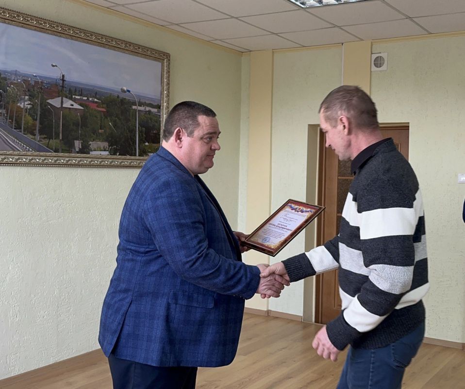 Андрей Рубанцов: Сегодня в Администрации городского округа город Ровеньки состоялось торжественное награждение работников бытового обслуживания населения и жилищно-коммунального хозяйства, приуроченное к их профессиональному... Андрей Рубанцов: Сегодня в Администрации городского округа город Ровеньки состоялось торжественное награждение работников бытового обслуживания населения и жилищно-коммунального хозяйства, приуроченное к их профессиональному...