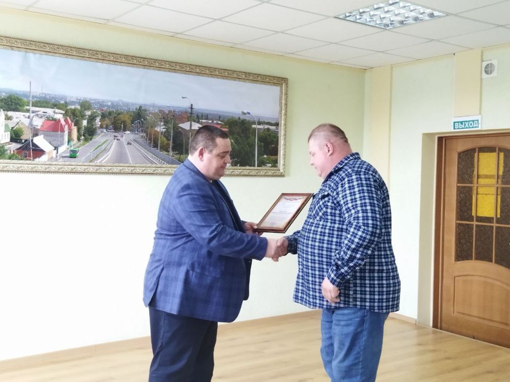 Сегодня в Администрации городского округа город Ровеньки состоялось торжественное награждение работников бытового обслуживания населения и жилищно-коммунального хозяйства, приуроченное к их профессиональному празднику Сегодня в Администрации городского округа город Ровеньки состоялось торжественное награждение работников бытового обслуживания населения и жилищно-коммунального хозяйства, приуроченное к их профессиональному празднику