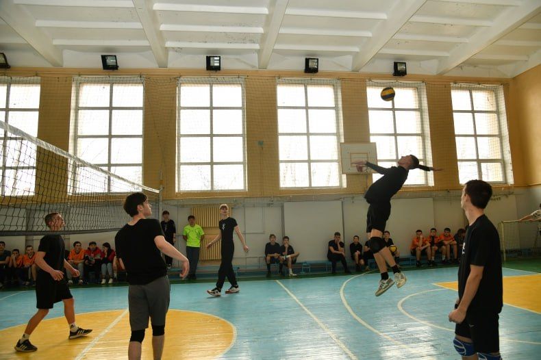 В Свердловске прошел турнир по волейболу среди юношей В Свердловске прошел турнир по волейболу среди юношей