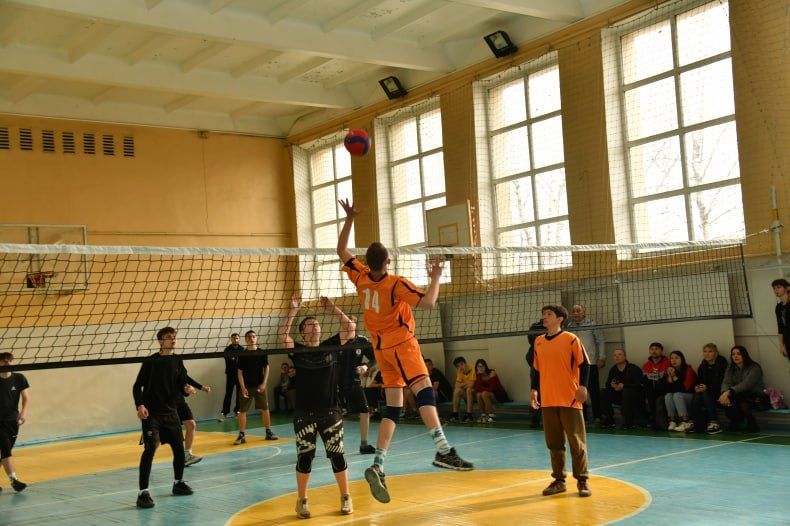 В Свердловске прошел турнир по волейболу среди юношей В Свердловске прошел турнир по волейболу среди юношей
