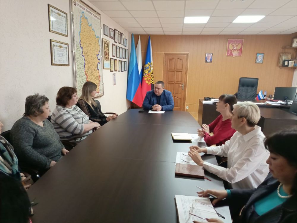 Сегодня в Администрации городского округа город Ровеньки Глава городского округа провел встречу с семьями военнослужащих, погибших, выполняя свой долг в зоне специальной военной операции, что особенно актуально в Год... Сегодня в Администрации городского округа город Ровеньки Глава городского округа провел встречу с семьями военнослужащих, погибших, выполняя свой долг в зоне специальной военной операции, что особенно актуально в Год...