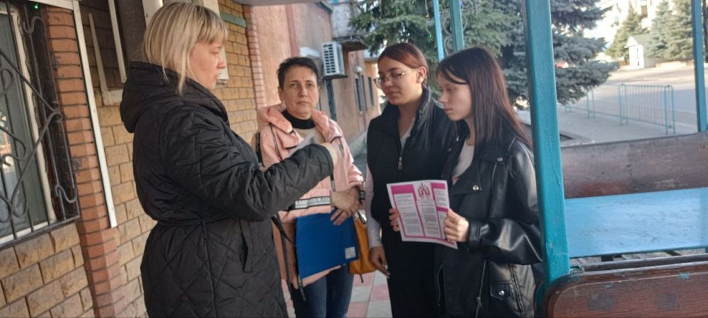 По инициативе Администрации городского округа город Ровеньки совместно с представителями ОМВД России «Ровеньковский» и филиала № 6 "Семейный центр» проведён межведомственный рейд по торговым точкам, расположенным на... По инициативе Администрации городского округа город Ровеньки совместно с представителями ОМВД России «Ровеньковский» и филиала № 6 "Семейный центр» проведён межведомственный рейд по торговым точкам, расположенным на...