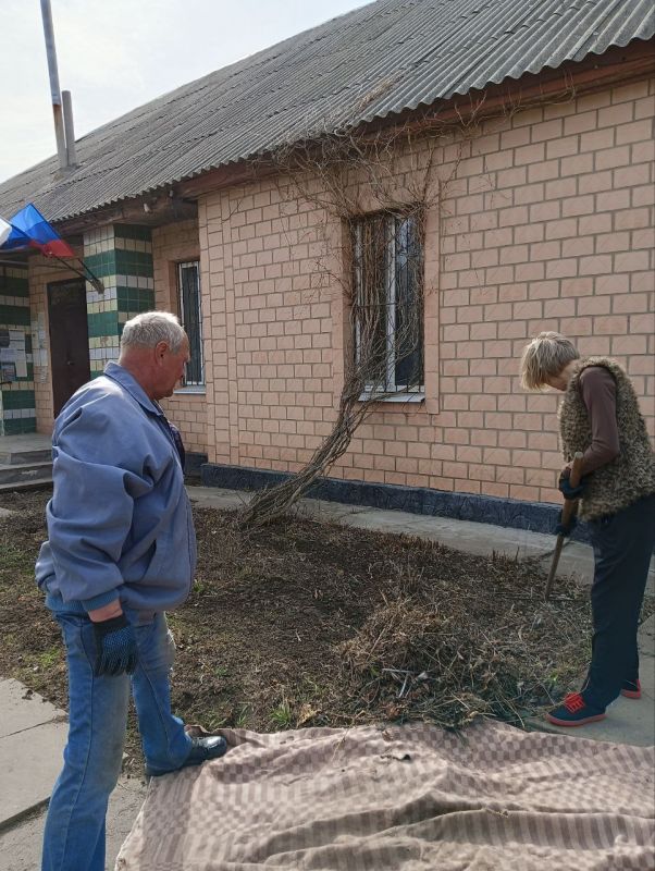 Субботник в действии!. 14.03.2025 сотрудники Николаевского отдела жизнеобеспечения дружно вышли на уборку территории вокруг административного здания. Клумбы, тротуары и дорожки теперь сияют чистотой! Субботник в действии!. 14.03.2025 сотрудники Николаевского отдела жизнеобеспечения дружно вышли на уборку территории вокруг административного здания. Клумбы, тротуары и дорожки теперь сияют чистотой!
