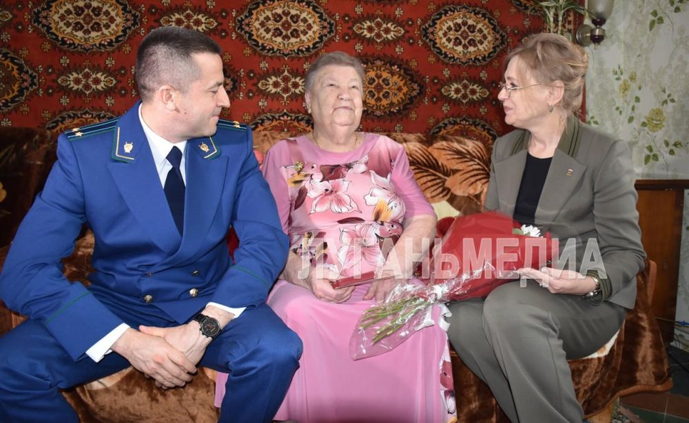 В Кировске продолжается вручение юбилейных медалей «80 лет Победы в Великой Отечественной войне 1941-1945 гг.» В Кировске продолжается вручение юбилейных медалей «80 лет Победы в Великой Отечественной войне 1941-1945 гг.»