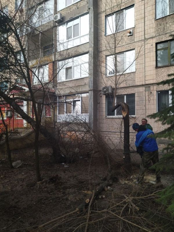 С наступлением благоприятных погодных условий по поручению главы муниципалитета Сергея Саенко коммунальные службы незамедлительно приступили к благоустройству города С наступлением благоприятных погодных условий по поручению главы муниципалитета Сергея Саенко коммунальные службы незамедлительно приступили к благоустройству города