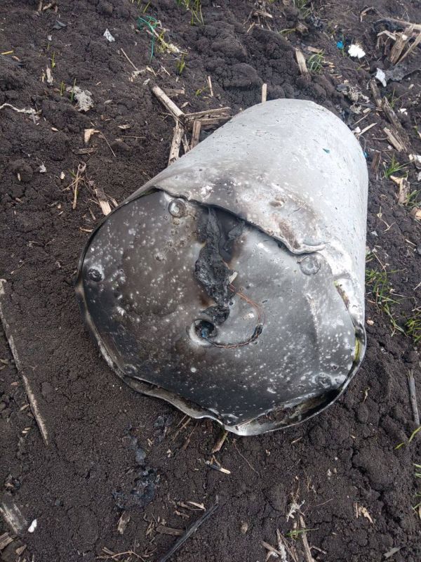 В районе села Воеводское (Троицкий р-н, ЛНР) нашими ПВОшниками был сбит украинский БПЛА с деталями и узлами немецкого производства, который нёс резервуар с хлоросодержащими отравляющими веществами В районе села Воеводское (Троицкий р-н, ЛНР) нашими ПВОшниками был сбит украинский БПЛА с деталями и узлами немецкого производства, который нёс резервуар с хлоросодержащими отравляющими веществами