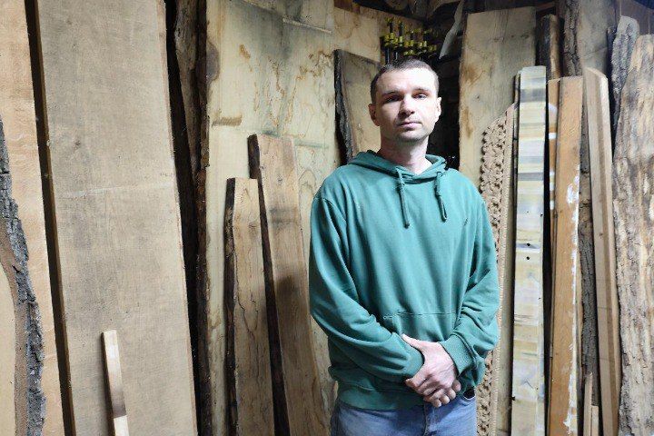 Сделано в Большой Вергунке: Стол как из Италии создали в мастерской Луганска Сделано в Большой Вергунке: Стол как из Италии создали в мастерской Луганска