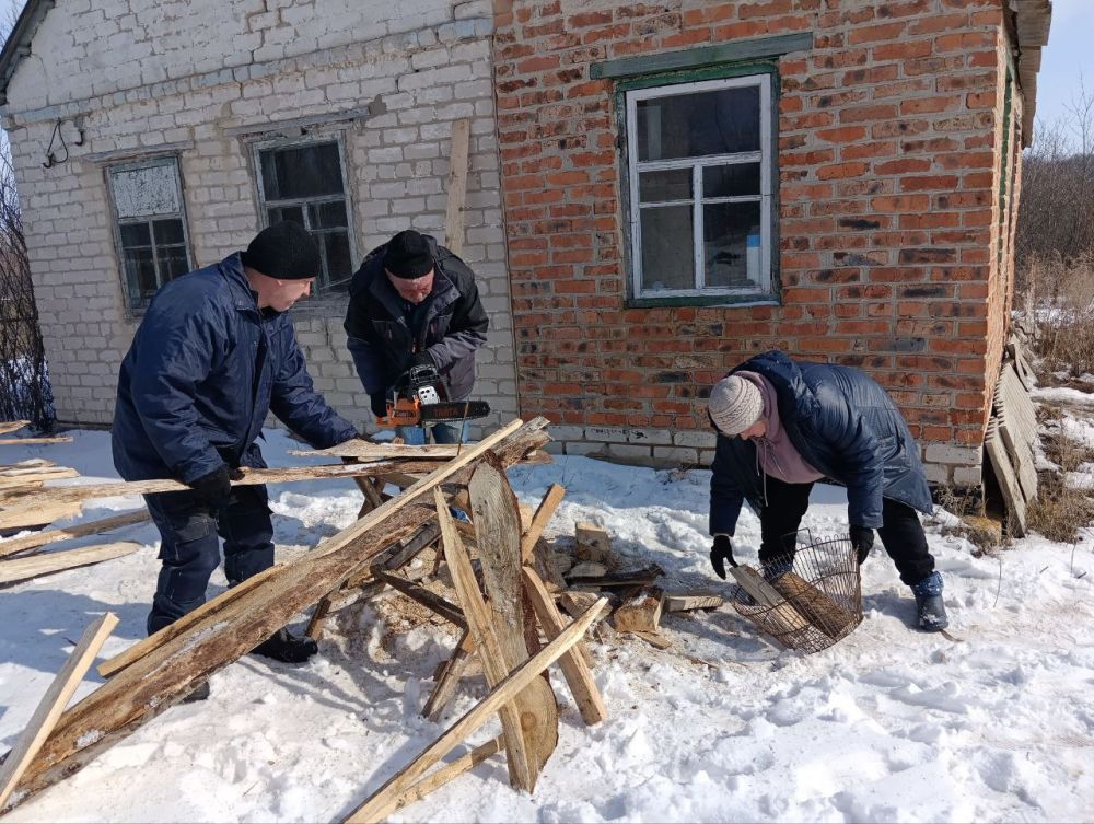 В Международный день добрых дел работники отделов жизнеобеспечения сёл Меловского округа оказали помощь семьям, которые оказались в тяжёлых жизненных ситуациях В Международный день добрых дел работники отделов жизнеобеспечения сёл Меловского округа оказали помощь семьям, которые оказались в тяжёлых жизненных ситуациях