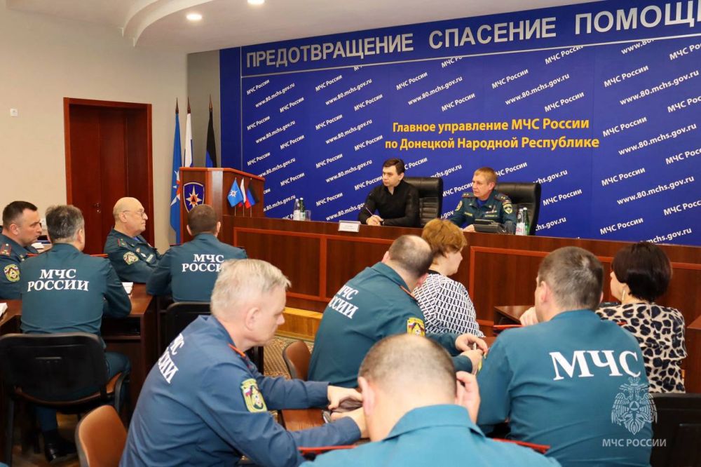Роман Курынин провел рабочее совещание с руководителями подразделений МЧС России в новых регионах Роман Курынин провел рабочее совещание с руководителями подразделений МЧС России в новых регионах