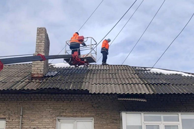 Мастера аварийной бригады Тувы отремонтировали крышу многоквартирного дома в Червонопартизанске Мастера аварийной бригады Тувы отремонтировали крышу многоквартирного дома в Червонопартизанске