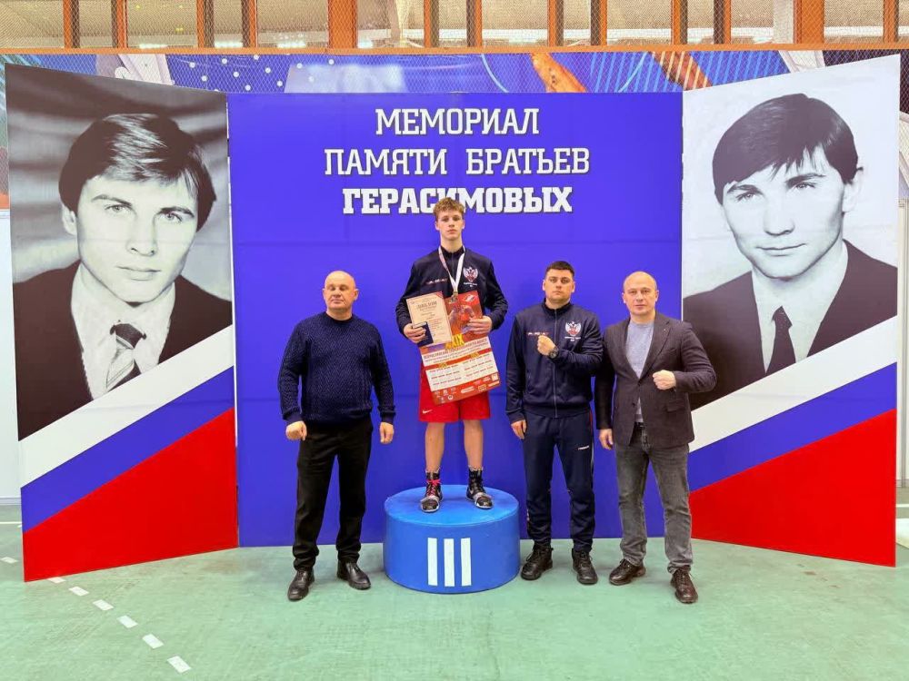 Боксер из ЛНР получил именную лицензию для участия в Первенстве России по боксу на 2025 год Боксер из ЛНР получил именную лицензию для участия в Первенстве России по боксу на 2025 год