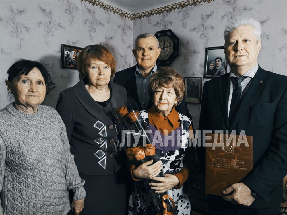 В честь 90-летия Алина Каменщикова принимала поздравления от Президента страны В честь 90-летия Алина Каменщикова принимала поздравления от Президента страны