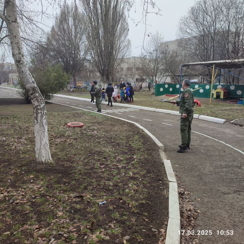 Сотрудники отдела чрезвычайных ситуаций Администрации городского округа муниципальное образование городской округ город Ровеньки приняли участие в учениях по действиям охраны, сотрудников и учащихся в Ровеньковской школе им.... Сотрудники отдела чрезвычайных ситуаций Администрации городского округа муниципальное образование городской округ город Ровеньки приняли участие в учениях по действиям охраны, сотрудников и учащихся в Ровеньковской школе им....