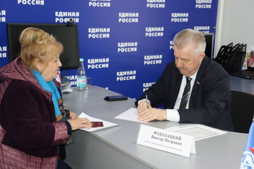В ходе визита в Стаханов член Генерального совета партии «Единая Россия» Виктор Водолацкий встретился с депутатами фракции «Едина Россия» в местном совете В ходе визита в Стаханов член Генерального совета партии «Единая Россия» Виктор Водолацкий встретился с депутатами фракции «Едина Россия» в местном совете