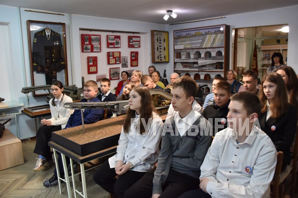 В музее истории города Первомайска прошел тематический час, посвященный выдающемуся первомайцу Алексею Бахмутскому – изобретателю первого в мире угольного комбайна В музее истории города Первомайска прошел тематический час, посвященный выдающемуся первомайцу Алексею Бахмутскому – изобретателю первого в мире угольного комбайна