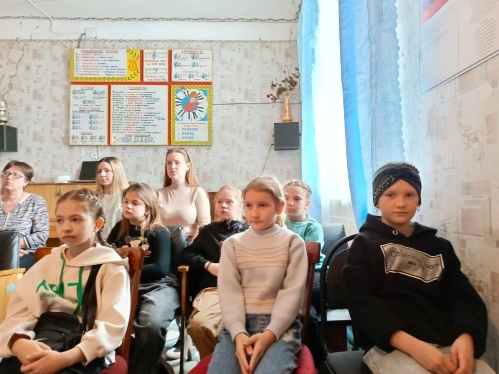 Сегодня мы имеем возможность говорить на русском языке, чтить героев Великой Отечественной войны, наших дедов и прадедов, и никто не посмеет изменить наши традиции Сегодня мы имеем возможность говорить на русском языке, чтить героев Великой Отечественной войны, наших дедов и прадедов, и никто не посмеет изменить наши традиции