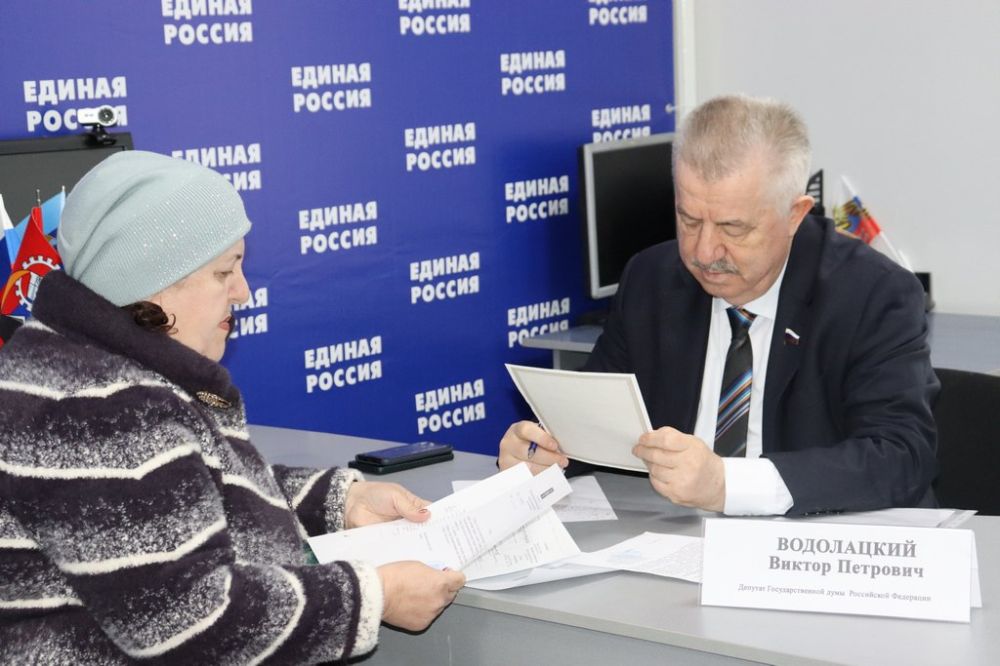 В ходе визита в Стаханов член Генерального совета партии «Единая Россия» Виктор Водолацкий встретился с депутатами фракции «Едина Россия» в местном совете В ходе визита в Стаханов член Генерального совета партии «Единая Россия» Виктор Водолацкий встретился с депутатами фракции «Едина Россия» в местном совете