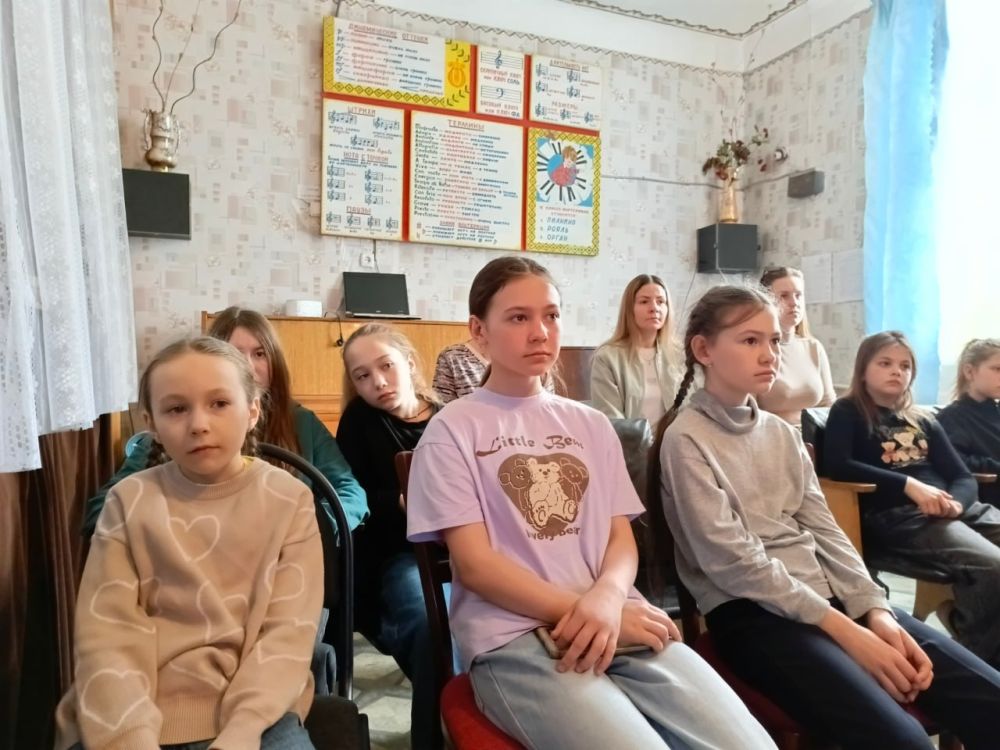 Сегодня мы имеем возможность говорить на русском языке, чтить героев Великой Отечественной войны, наших дедов и прадедов, и никто не посмеет изменить наши традиции Сегодня мы имеем возможность говорить на русском языке, чтить героев Великой Отечественной войны, наших дедов и прадедов, и никто не посмеет изменить наши традиции