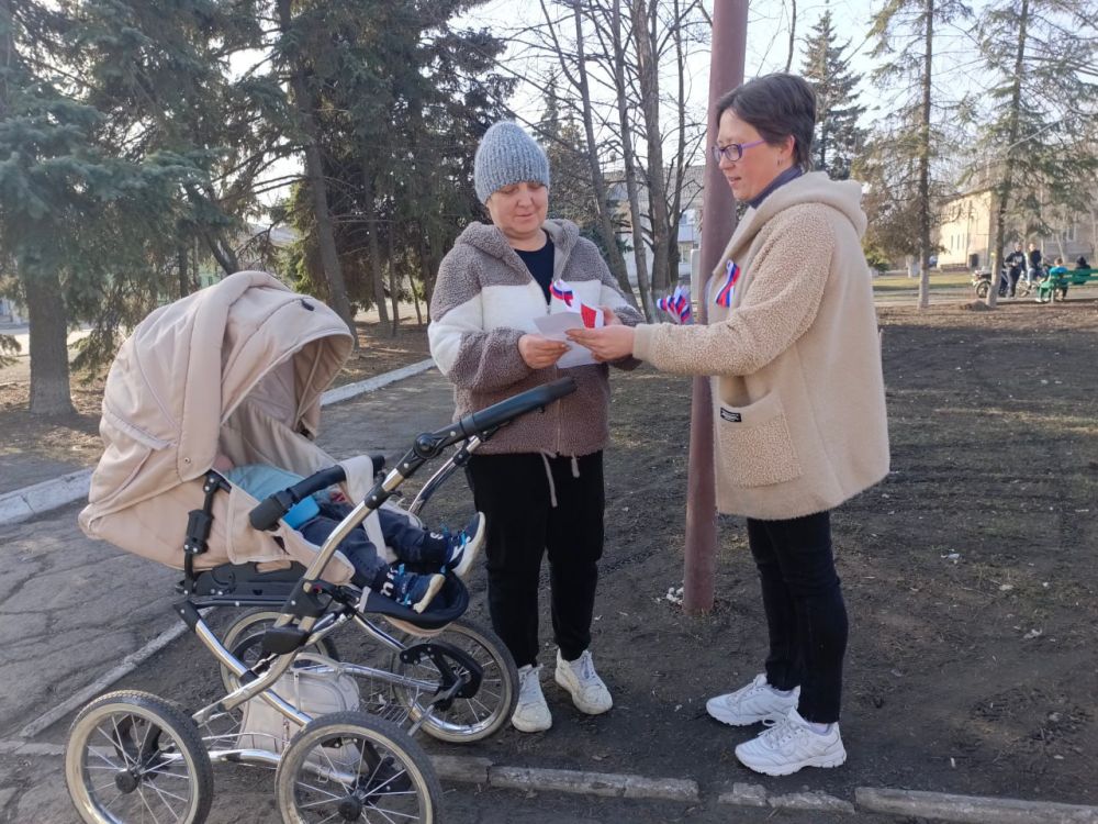 Сотрудники дома культуры посёлка городского типа Дубовский и библиотеки провели акцию «Русская весна – начало пути домой» Сотрудники дома культуры посёлка городского типа Дубовский и библиотеки провели акцию «Русская весна – начало пути домой»