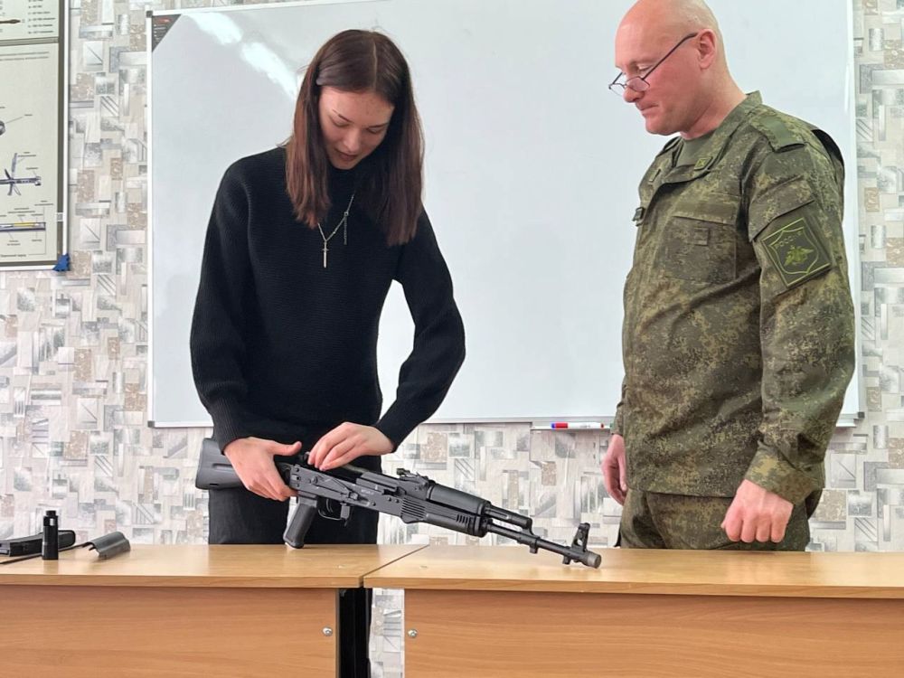 Сотрудники Лутугинского военного комиссариата посетили Фабриченскую среднюю школу Сотрудники Лутугинского военного комиссариата посетили Фабриченскую среднюю школу