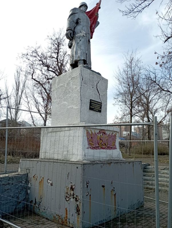 В Луганске приступили к восстановлению сквера «Советскому солдату» в районе ДК им. Ленина В Луганске приступили к восстановлению сквера «Советскому солдату» в районе ДК им. Ленина