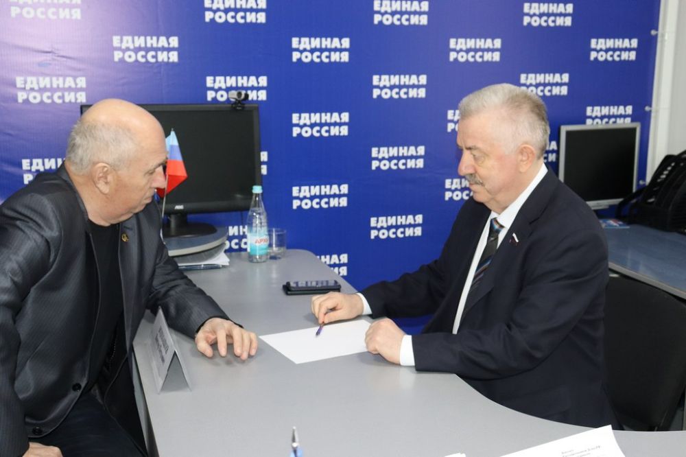 В ходе визита в Стаханов член Генерального совета партии «Единая Россия» Виктор Водолацкий встретился с депутатами фракции «Едина Россия» в местном совете В ходе визита в Стаханов член Генерального совета партии «Единая Россия» Виктор Водолацкий встретился с депутатами фракции «Едина Россия» в местном совете