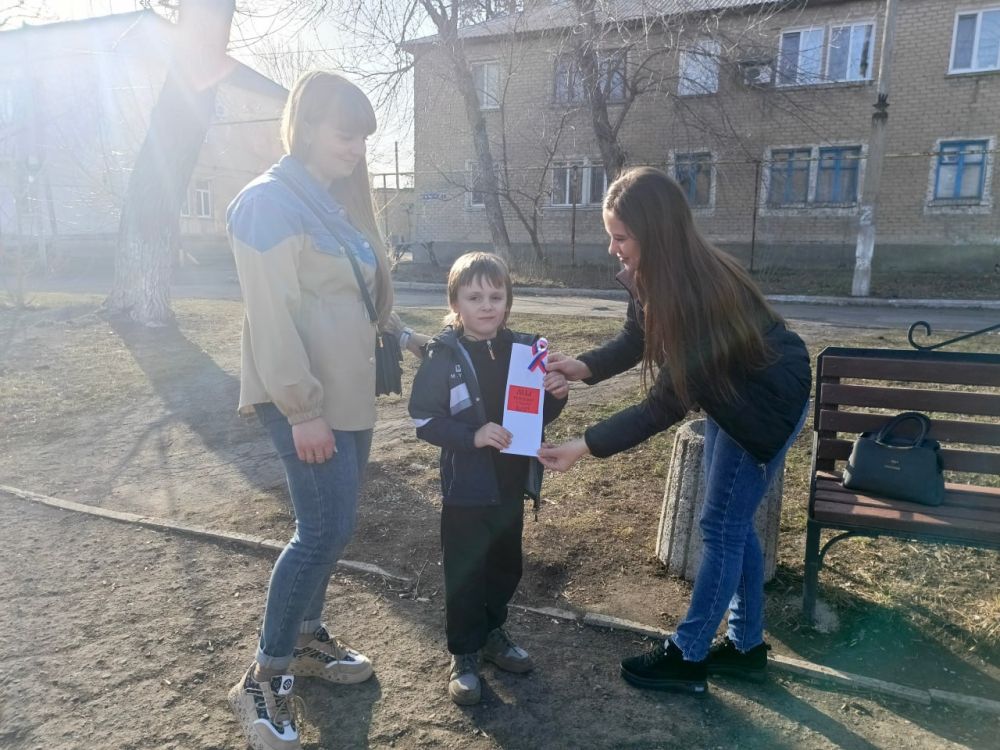 Сотрудники дома культуры посёлка городского типа Дубовский и библиотеки провели акцию «Русская весна – начало пути домой» Сотрудники дома культуры посёлка городского типа Дубовский и библиотеки провели акцию «Русская весна – начало пути домой»