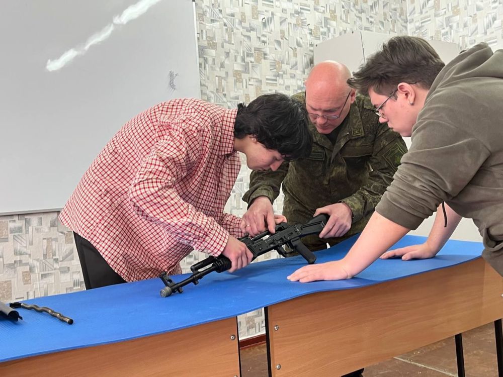 Сотрудники Лутугинского военного комиссариата посетили Фабриченскую среднюю школу Сотрудники Лутугинского военного комиссариата посетили Фабриченскую среднюю школу