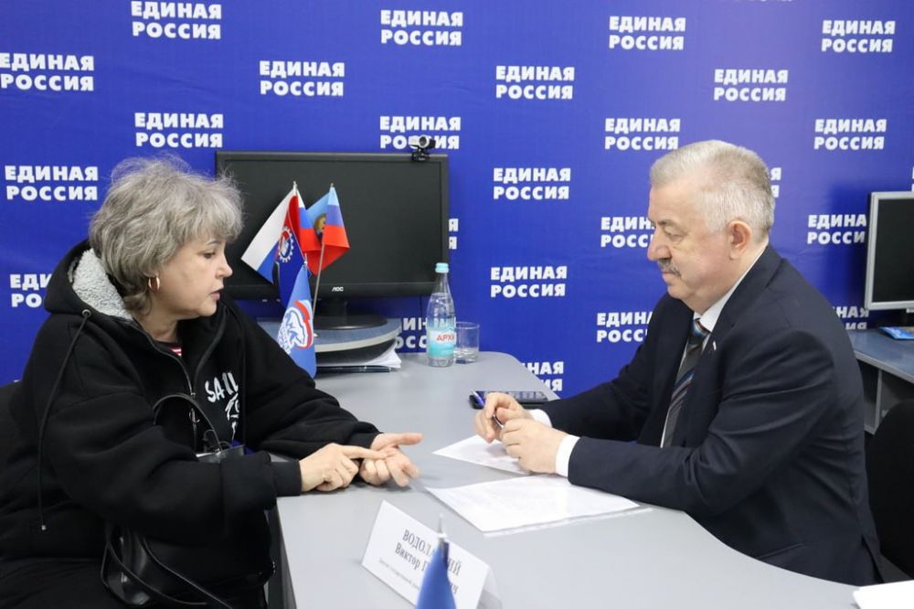 В ходе визита в Стаханов член Генерального совета партии «Единая Россия» Виктор Водолацкий встретился с депутатами фракции «Едина Россия» в местном совете В ходе визита в Стаханов член Генерального совета партии «Единая Россия» Виктор Водолацкий встретился с депутатами фракции «Едина Россия» в местном совете