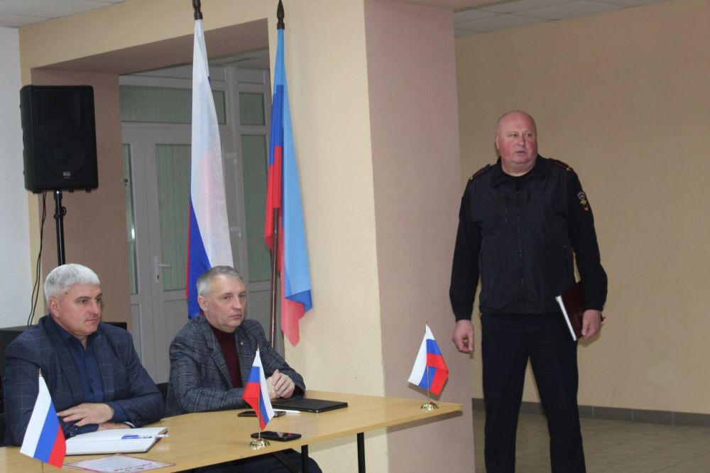 Сегодня провел аппаратное совещание с начальниками структурных подразделений администрации, руководителями предприятий, учреждений и организаций Беловодского муниципального округа Сегодня провел аппаратное совещание с начальниками структурных подразделений администрации, руководителями предприятий, учреждений и организаций Беловодского муниципального округа