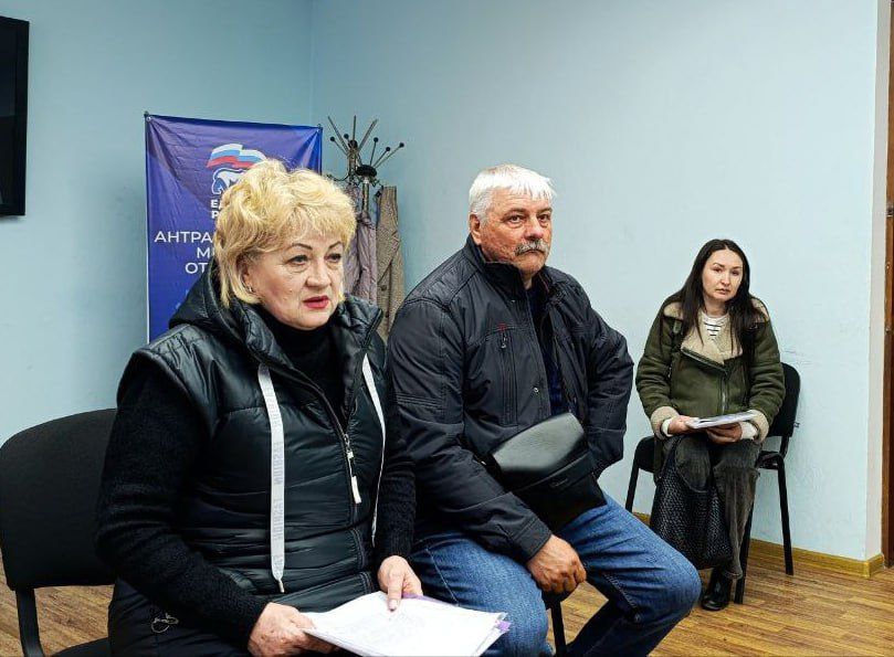 Заместитель главы Администрации Антрацитовского муниципального округа Елена Беседина провела еженедельный личный прием граждан, на котором также присутствовали представители структурных подразделений Администрации и... Заместитель главы Администрации Антрацитовского муниципального округа Елена Беседина провела еженедельный личный прием граждан, на котором также присутствовали представители структурных подразделений Администрации и...