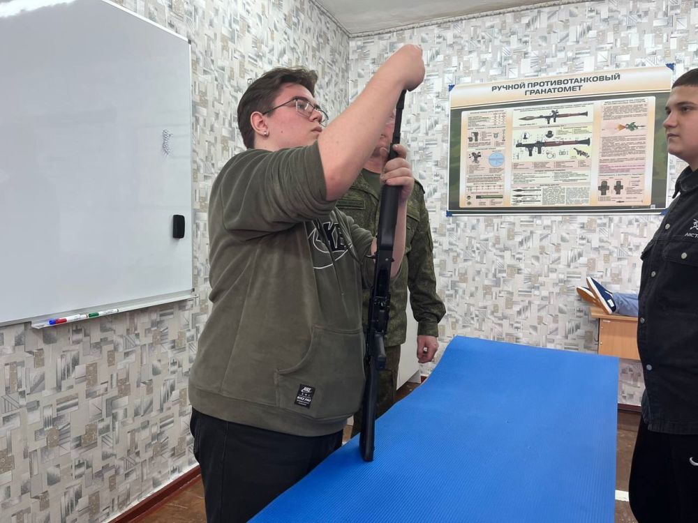 Сотрудники Лутугинского военного комиссариата посетили Фабриченскую среднюю школу Сотрудники Лутугинского военного комиссариата посетили Фабриченскую среднюю школу