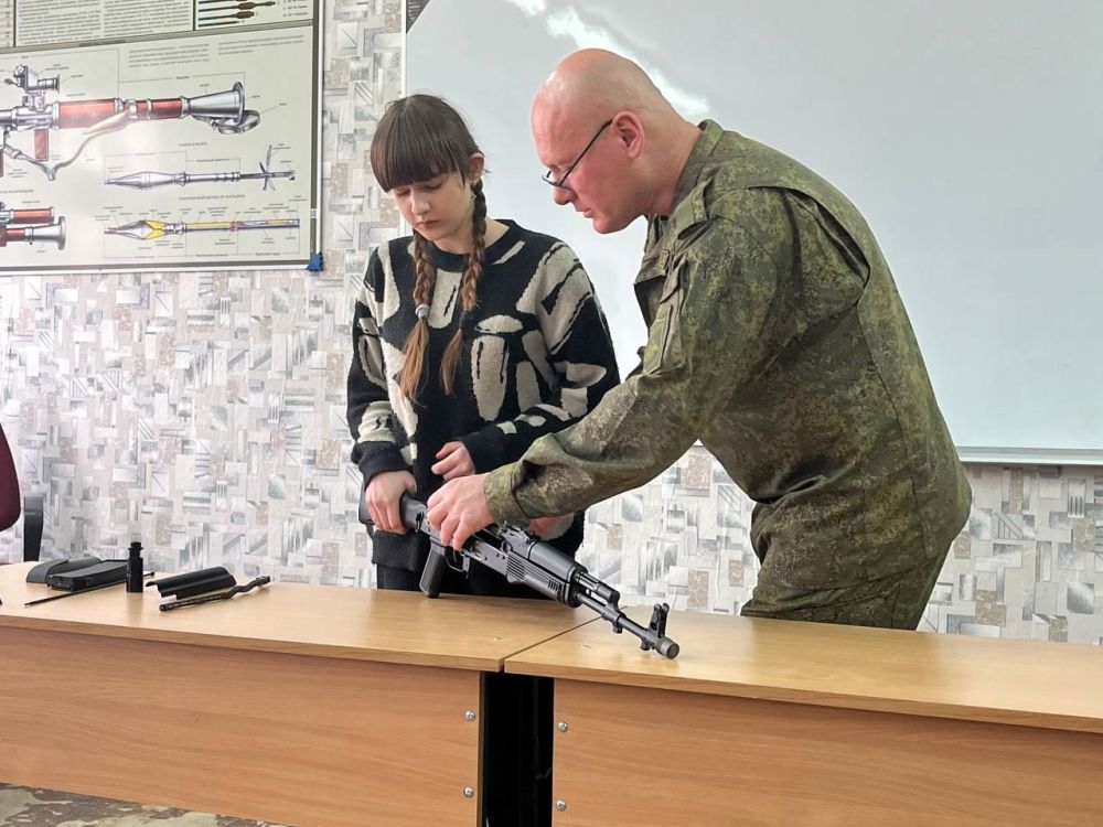 Сотрудники Лутугинского военного комиссариата посетили Фабриченскую среднюю школу Сотрудники Лутугинского военного комиссариата посетили Фабриченскую среднюю школу