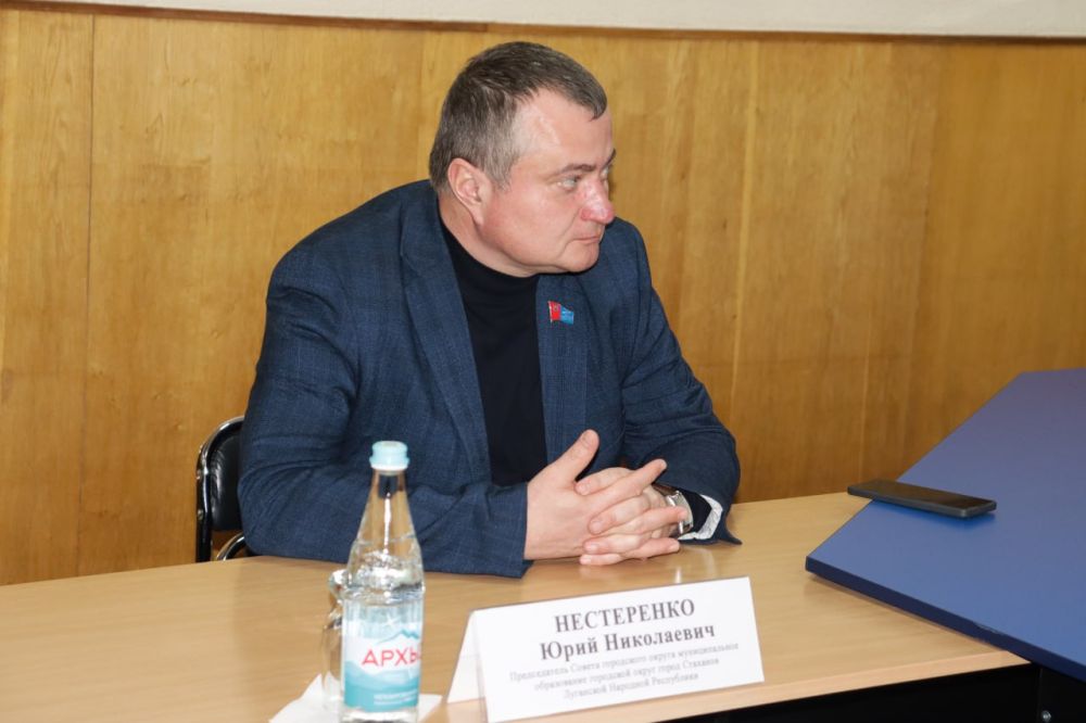 В ходе визита в Стаханов член Генерального совета партии «Единая Россия» Виктор Водолацкий встретился с депутатами фракции «Едина Россия» в местном совете В ходе визита в Стаханов член Генерального совета партии «Единая Россия» Виктор Водолацкий встретился с депутатами фракции «Едина Россия» в местном совете
