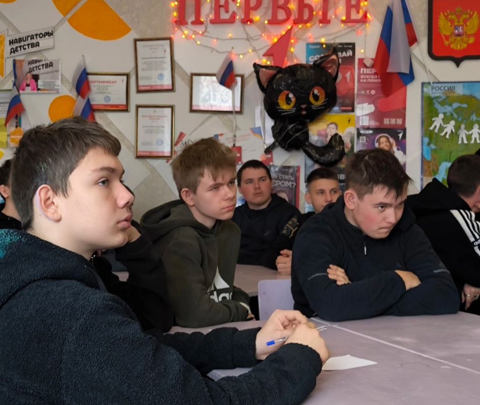 В Лутугинском колледже был проведен «Профессиональный квиз» для участников клуба «Поколение 21» В Лутугинском колледже был проведен «Профессиональный квиз» для участников клуба «Поколение 21»