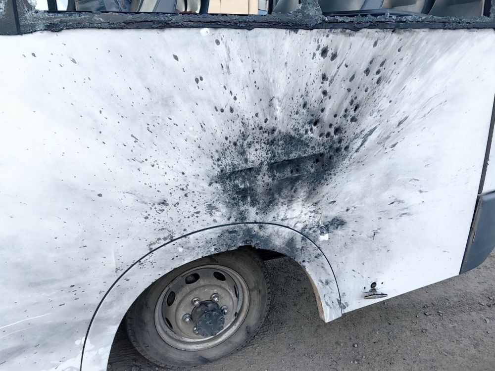 В пятницу, 14 марта, рейсовый автобус, который следовал по маршруту из Варваровки в Рубежное, приближаясь к конечной точки своего пути, подвергся атаке дрона- камикадзе со стороны ВСУ В пятницу, 14 марта, рейсовый автобус, который следовал по маршруту из Варваровки в Рубежное, приближаясь к конечной точки своего пути, подвергся атаке дрона- камикадзе со стороны ВСУ
